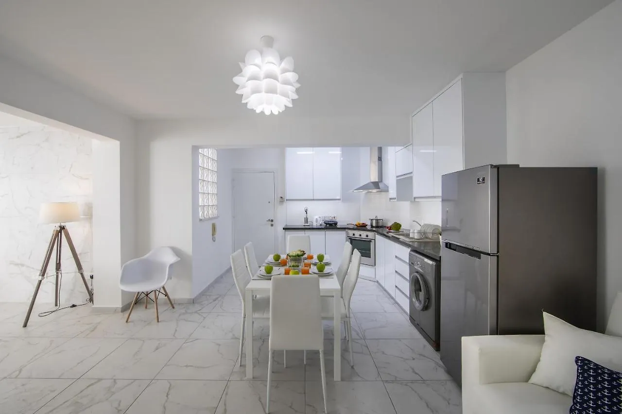 Larnaca Finikoudes Suite Apartment